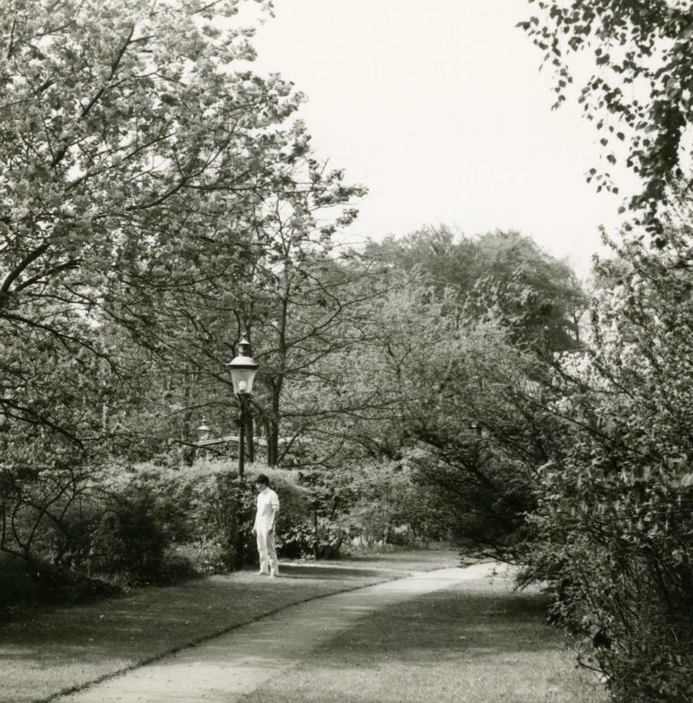 I maj 1967 er taget dette billede i adgangshaven. Ynglingen ved gaslampen ukendt.